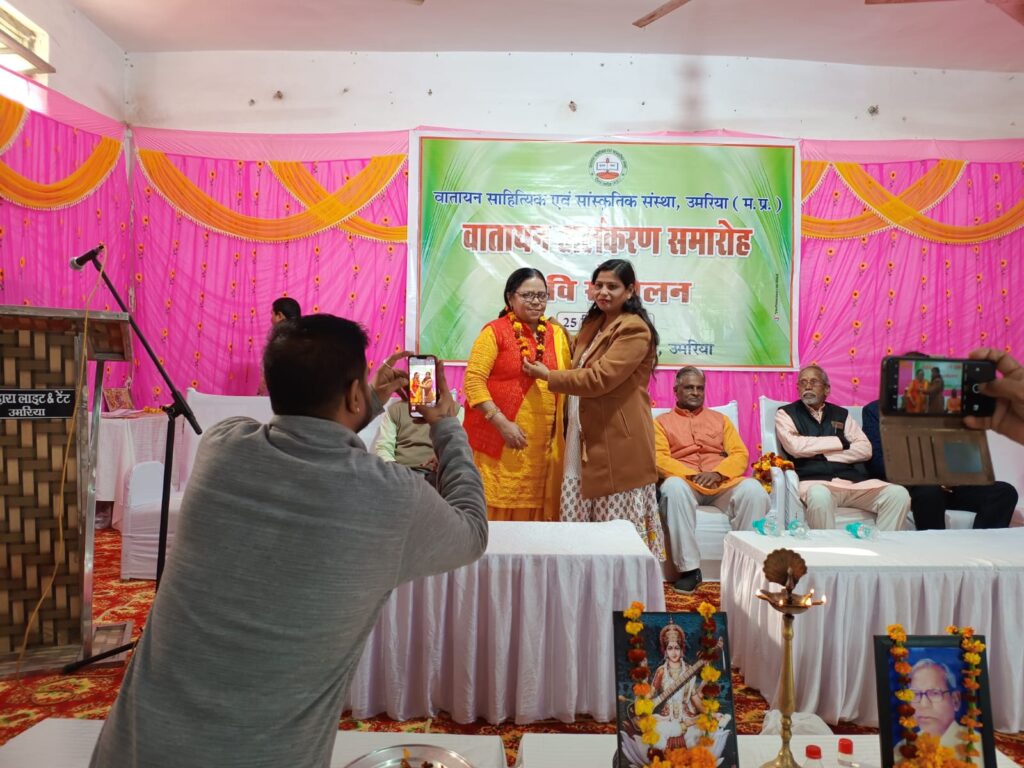 डॉ. नीलिमा वर्मा — साहित्यिक समारोह में
